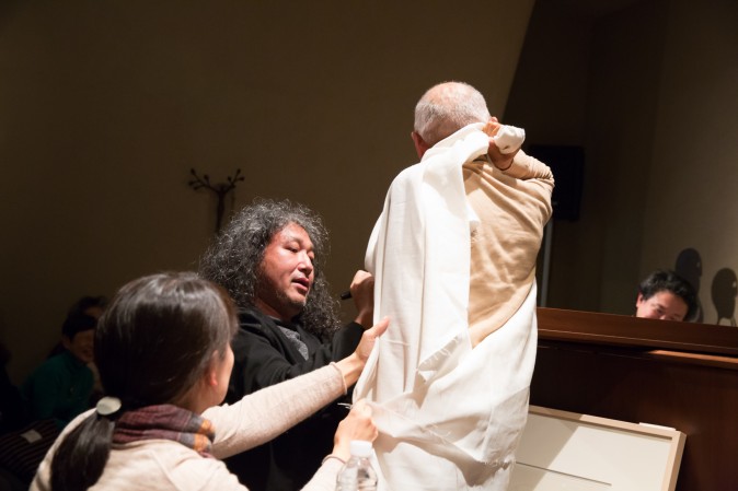 ５俊太郎さんに布をまきつけて
